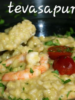 Una foto de Risotto de sepia, langostinos y aguacate