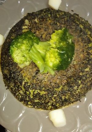 Una foto de Tortilla de quinoa negra con papa y brócoli