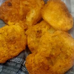 A picture of Aloo ke pakore.