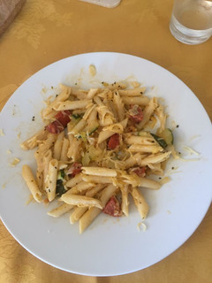 Una foto de Macarrones con verduras y chorizo