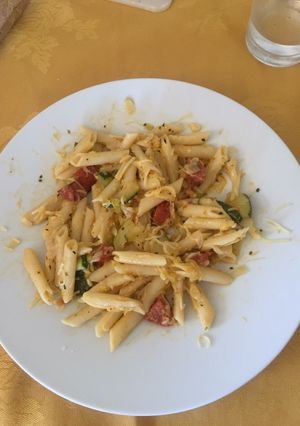 Una foto de Macarrones con verduras y chorizo