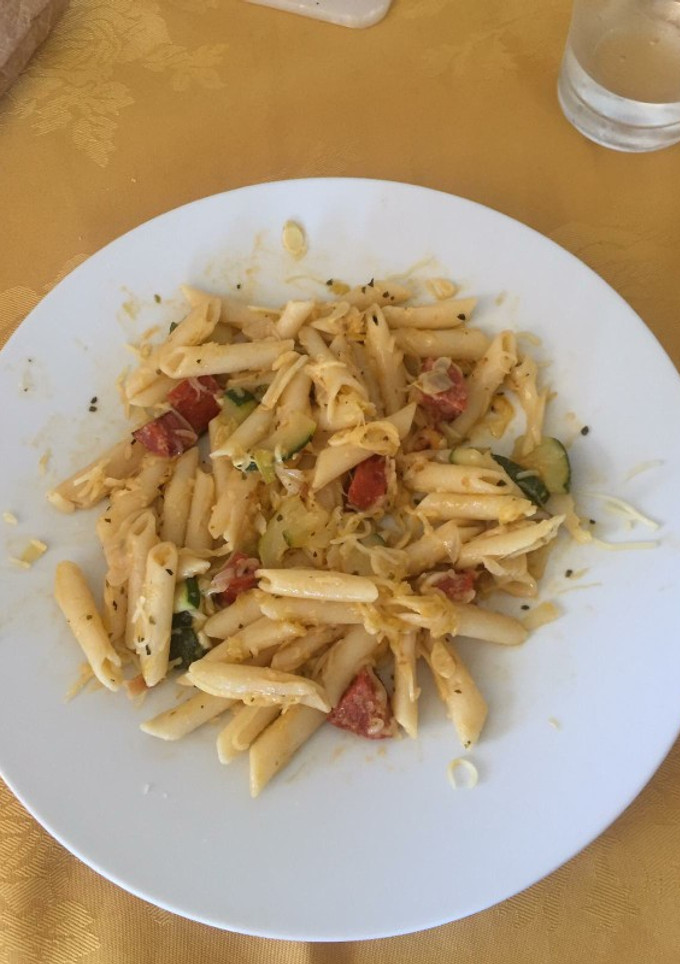 Una foto de Macarrones con verduras y chorizo