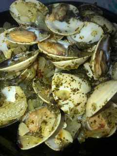 Una foto de Almejas con Cebolla, ajo y perejil 🦪
