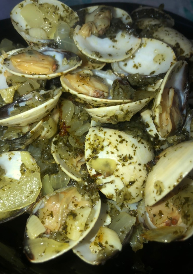 Una foto de Almejas con Cebolla, ajo y perejil 🦪
