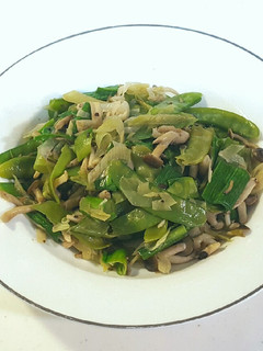 蒜苗鮮菇炒甜豆 的食譜成品照片