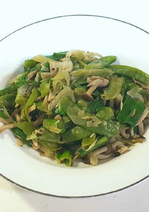 蒜苗鮮菇炒甜豆 的食譜成品照片