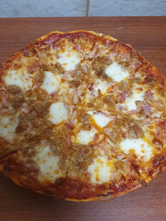 Una foto de Pizza de bacon y atún