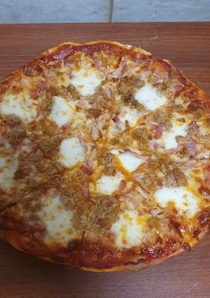 Una foto de Pizza de bacon y atún