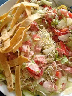 Una foto de Ensalada de marlin ahumado. ॐ