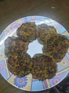 बची चना दाल पालक टिक्की (Left over chana Dal palak tikki recipe in hindi) रेसिपी मुख्य फोटो