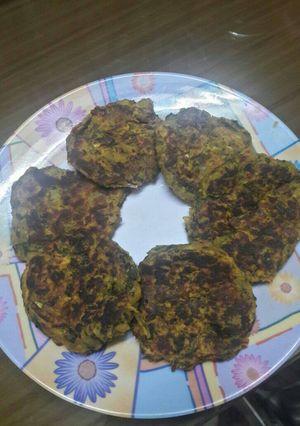 बची चना दाल पालक टिक्की (Left over chana Dal palak tikki recipe in hindi) रेसिपी मुख्य फोटो