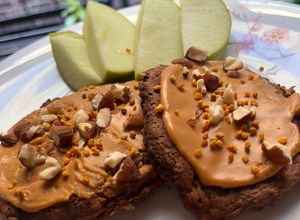 Una foto de 🐝🍫🥜 Panqueques de avena-cacao, con topping de mantequilla de maní 🥜🍫 🐝