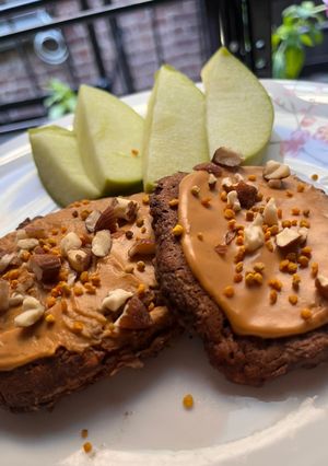Una foto de 🐝🍫🥜 Panqueques de avena-cacao, con topping de mantequilla de maní 🥜🍫 🐝