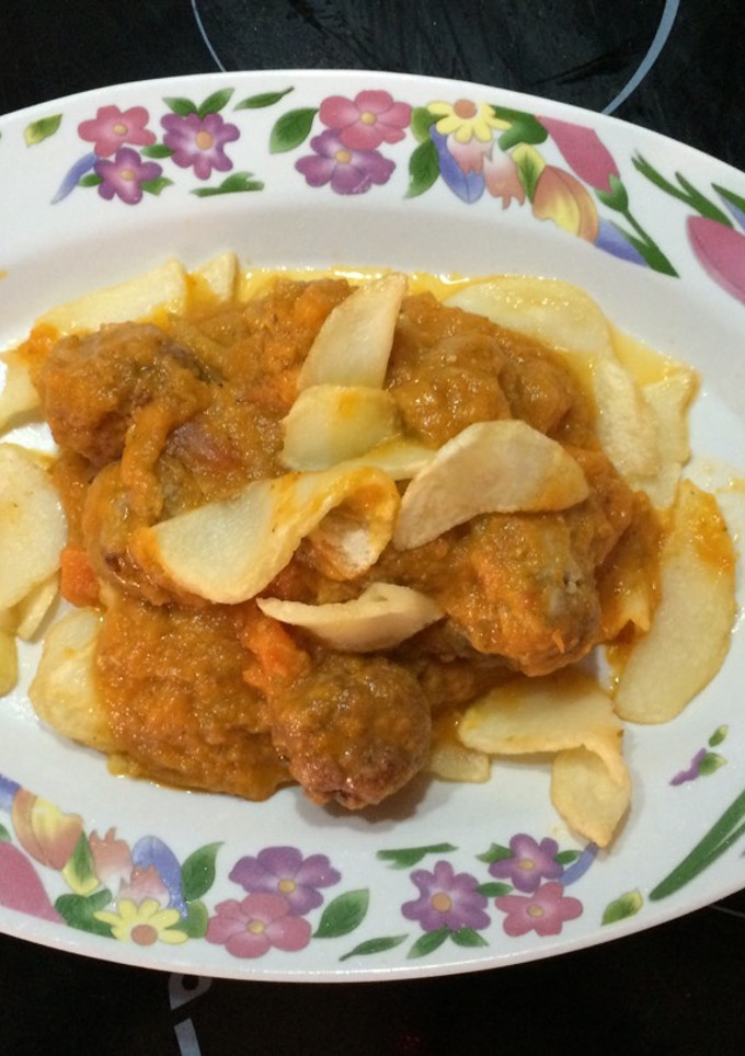 Una foto de Albóndigas de ternera en salsa sobre una cama de patatas fritas redondas