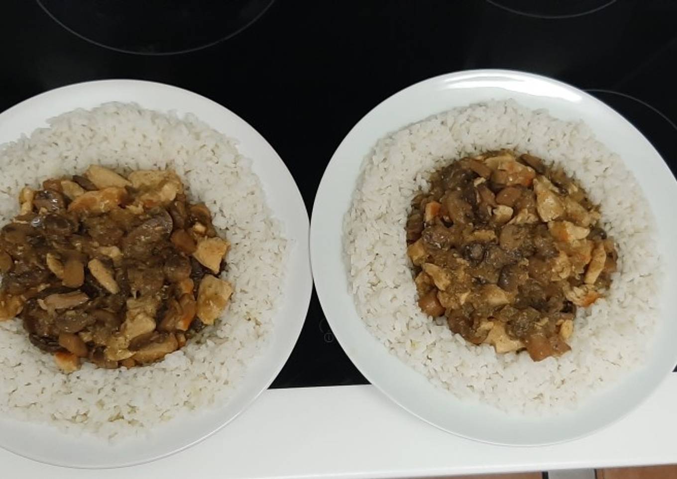 Arroz con pechuga de pollo con salsa de champiñones a mi manera