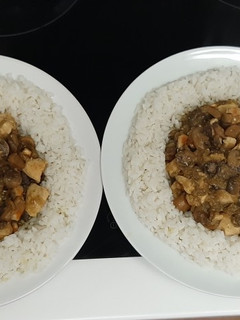 Una foto de Arroz con pechuga de pollo con salsa de champiñones a mi manera