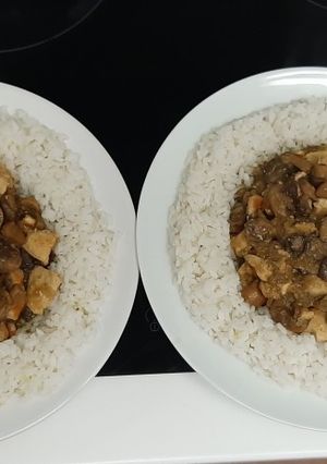 Una foto de Arroz con pechuga de pollo con salsa de champiñones a mi manera