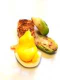 Salmone in crosta di mandorle e salsa olandese