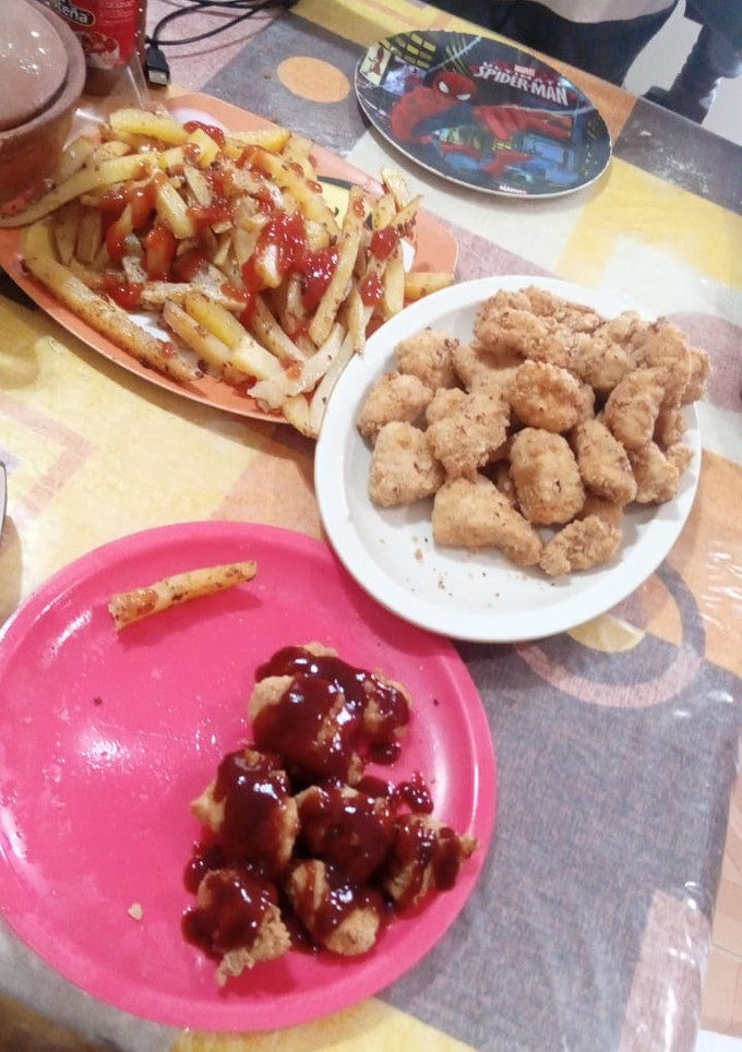Una foto de Bonneles de pollo con papas