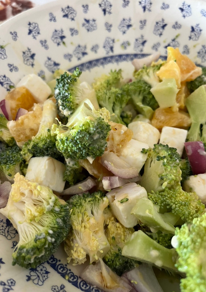 Una foto de Ensalada de brócoli y naranja