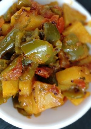 आलू शिमला मिर्च की सब्जी (aloo shimla mirch ki sabzi recipe in Hindi) रेसिपी मुख्य फोटो