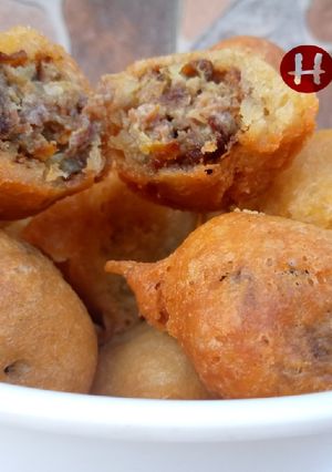 A picture of Stuffed puff puff.