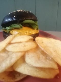 Una foto de Bollos de tinta sepia & hamburguesa de rib eye