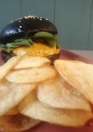 Una foto de Bollos de tinta sepia & hamburguesa de rib eye