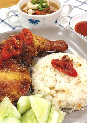 Hình của món Gà quay da giòn, ăn kèm cơm chiên tỏi và canh nấm.