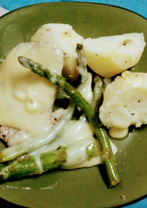 Una foto de Espárragos gratinados con cerdo y papas
