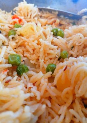 A picture of Aloo mattar gajar ke chawal.