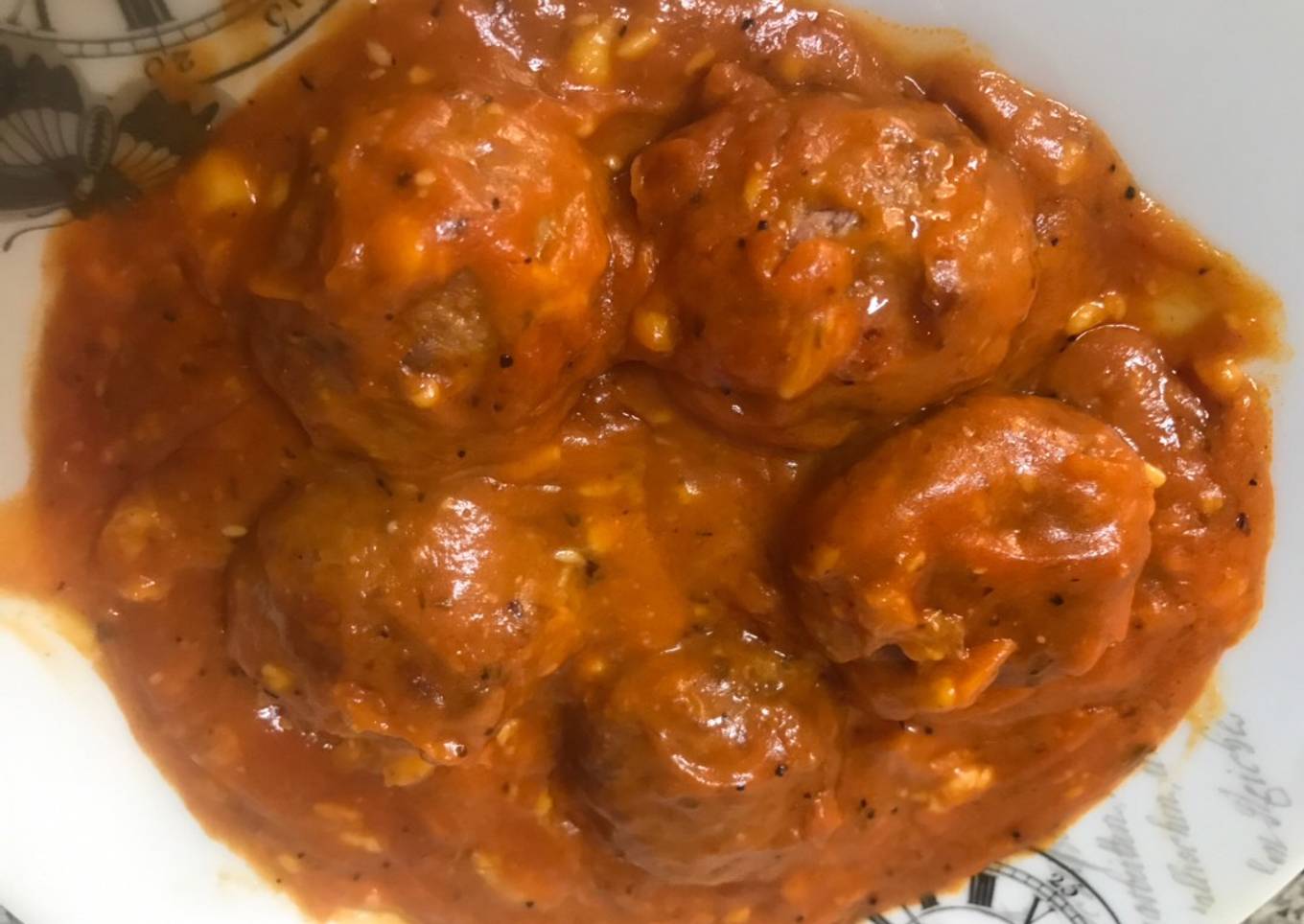 Albóndigas en salsa de tomate con queso, al estilo Dunaez