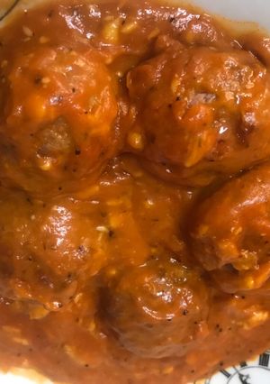Una foto de Albóndigas en salsa de tomate con queso, al estilo Dunaez