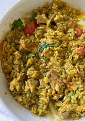 Una foto de Risotto de espinaca, carne, cilantro, tomate y cebolla
