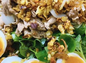 Hình của món Càng cua trộn dầu giấm trứng lòng đào.