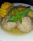 Albóndigas en caldo de huesos carnudos