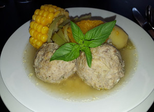 Una foto de Albóndigas en caldo de huesos carnudos