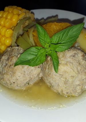 Una foto de Albóndigas en caldo de huesos carnudos