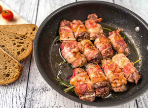 Csirkemáj baconbe tekerve, rozmaring nyárson recept fotója