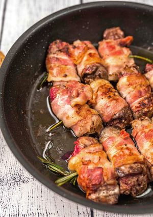 Csirkemáj baconbe tekerve, rozmaring nyárson recept fotója
