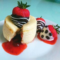 A picture of Strawberry surprised cheesecake.
