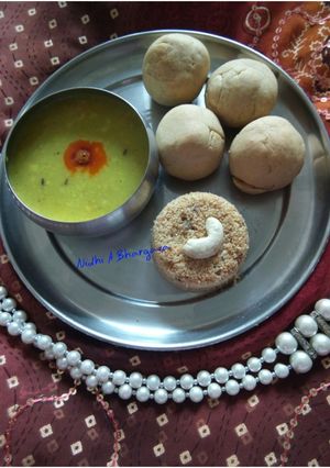 A picture of Daal, baati, churma.