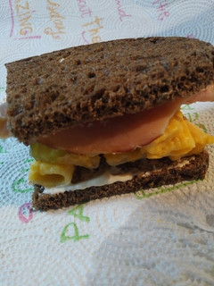 A picture of Mac and Cheese on Pumpernickel.