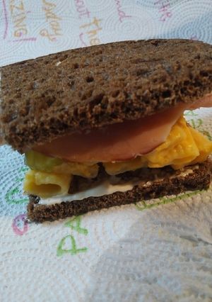 A picture of Mac and Cheese on Pumpernickel.