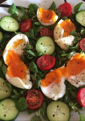 4 perces tojás salátaágyon recept fotója