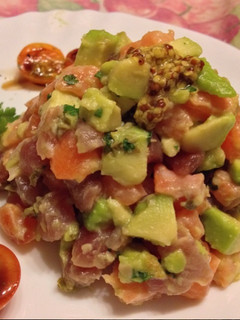 Una foto de Tartar de atún y salmón