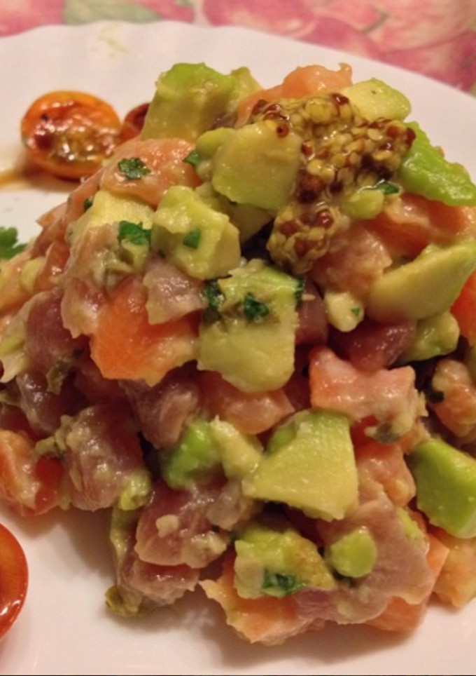 Una foto de Tartar de atún y salmón