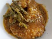 Una foto de merluza en salsa al azafran