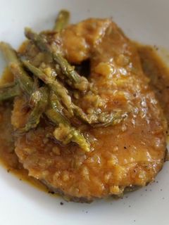 Una foto de Merluza en salsa con espárragos