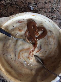 Una foto de Helado de banana con dulce de leche 🍌♥️